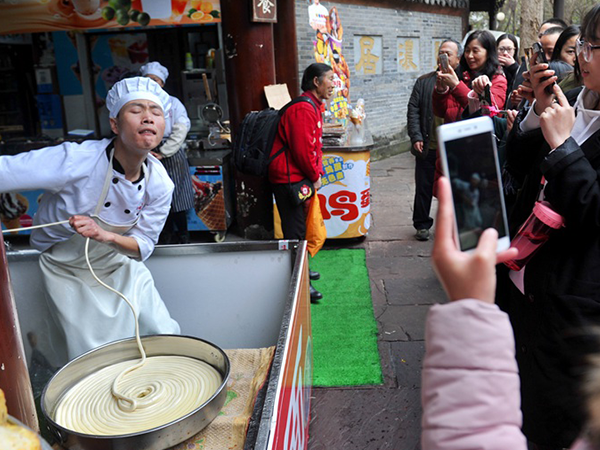 視頻制作讓拉面館爆紅20天，游客“五碗不過崗”